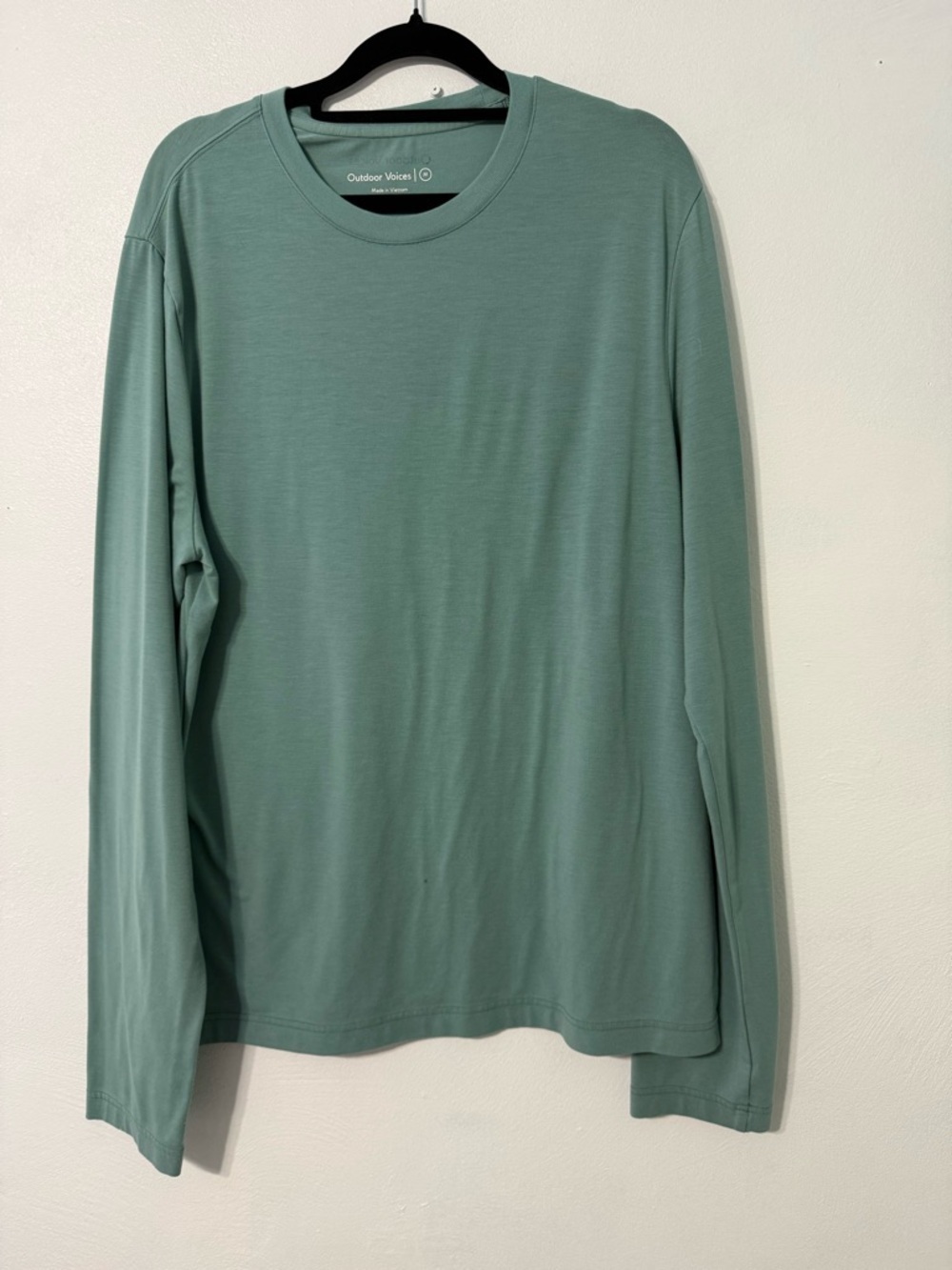 Outdoor Voices Men’s Long-Sleeve Crew Tee — Sage FLAW